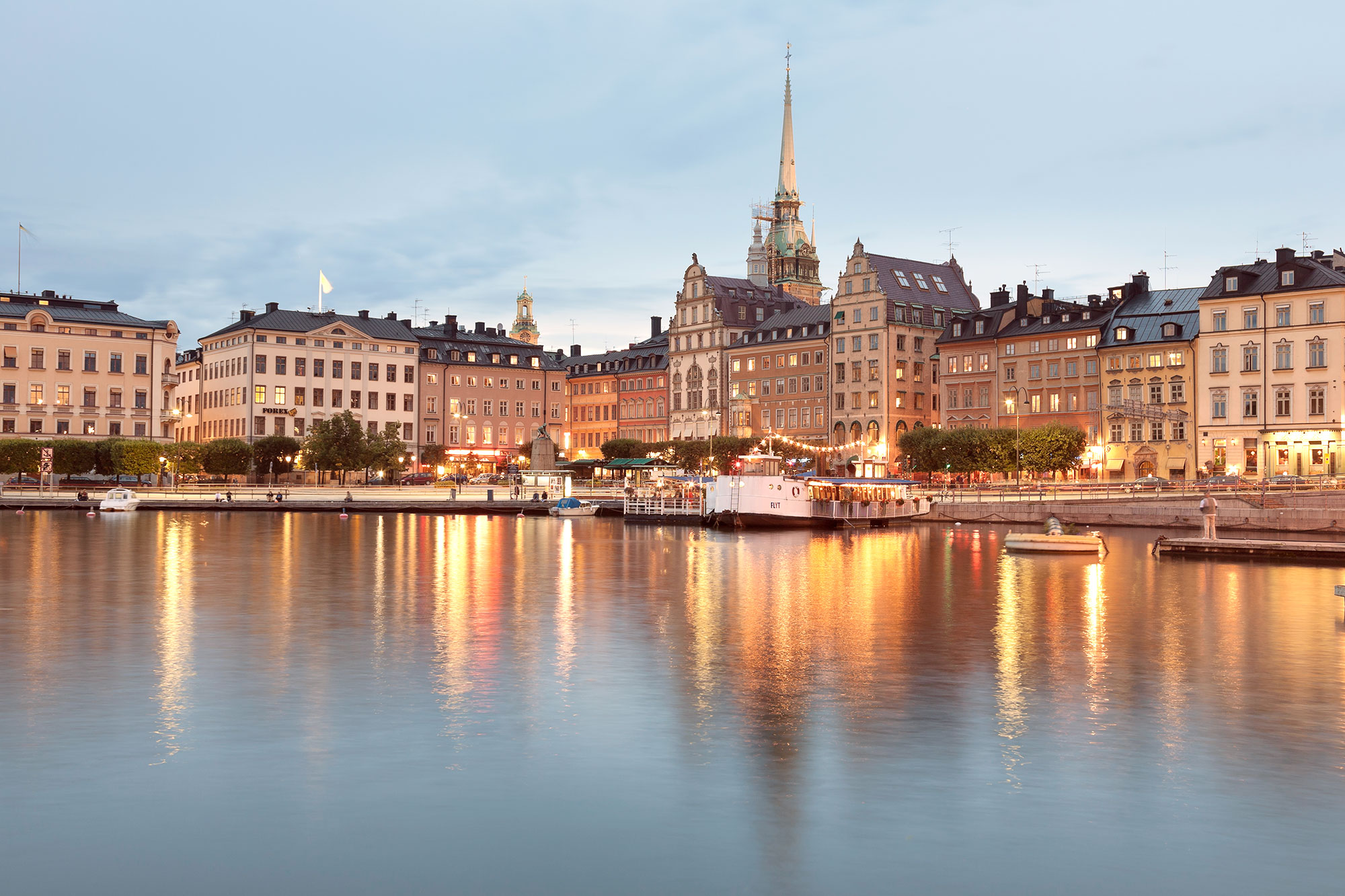 Bild på Gamla Stan i Stockholm fotad från vattenlinjen